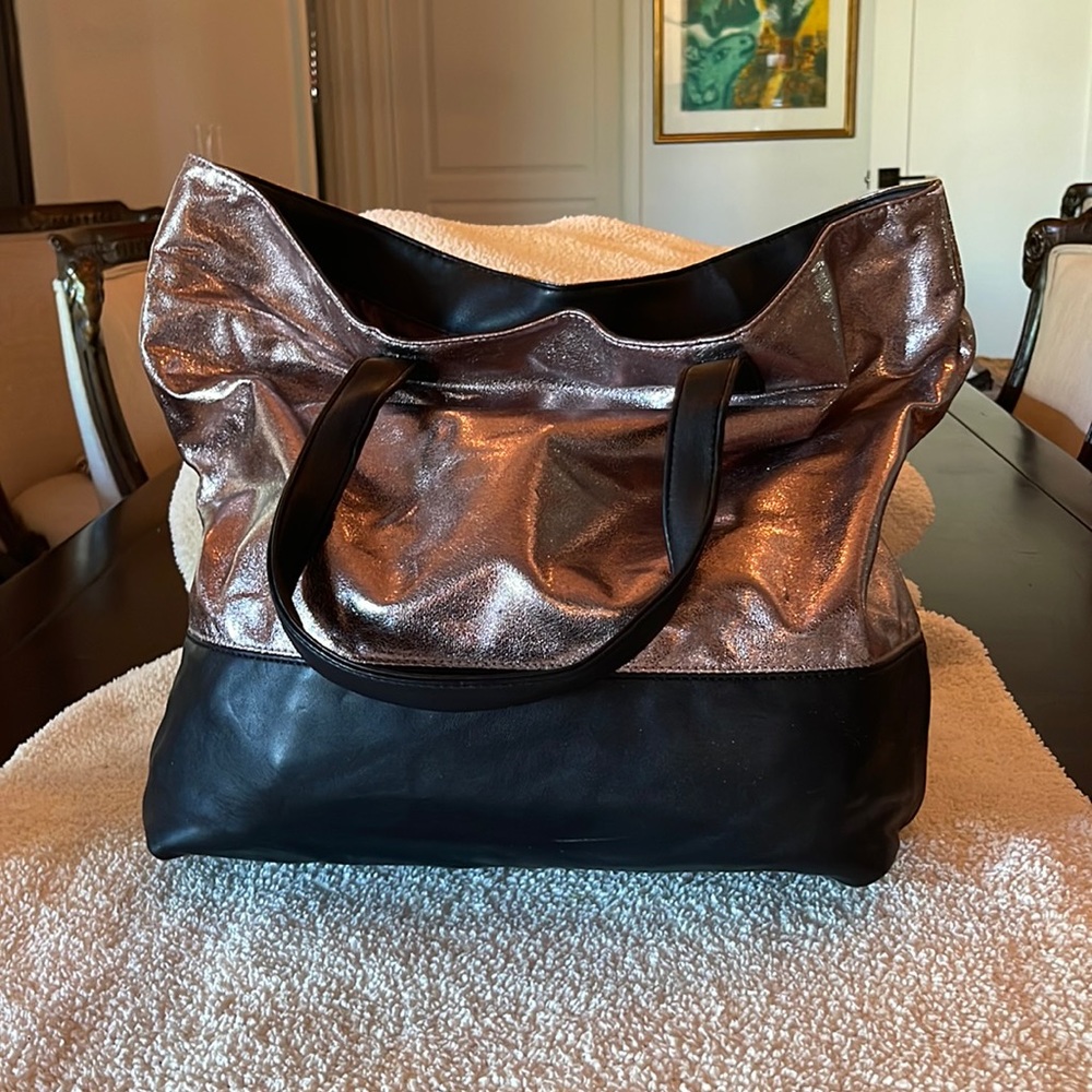 Large bucket tote bag, perfect for traveling